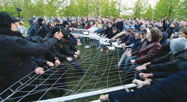 Противостояние, подобное столкновению сторонников и противников строительства храма святой Екатерины, не наблюдалось даже при введении пенсионной реформы  006_expert_ural_01-1.jpg 