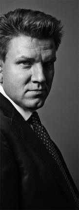 СТОЯН ВАСЕВ Евгений Капьев начал работать в «Эксмо» в 2007 году в должности исполнительного директора редакции зарубежной литературы, а уже на следующий год возглавил редакцию прикладной литературы