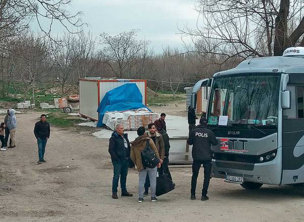 Полиция не пропускает беженцев к границе 023_rusrep_04-1.jpg Александр Рыбин 