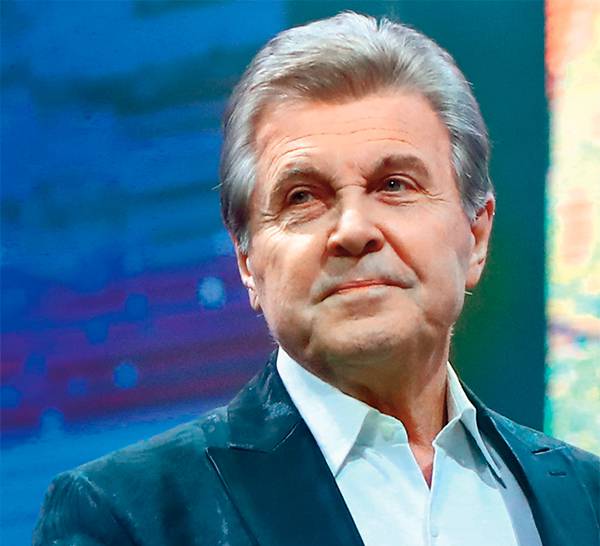 АНТОН НОВОДЕРЕЖКИН/ТАСС 78-летний Лев Лещенко поступил в больницу в Коммунарке с клинико-рентгенологической картиной внебольничной пневмонии