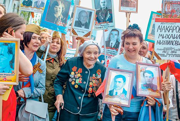 В «Бессмертном полку» проявилось стремление ухватить, удержать для себя, поделиться и пережить совместность памяти, не общей , но объединяющей 97-02.jpg ВЛАДИМИР АНДРЕЕВ/URA.RU/TASS