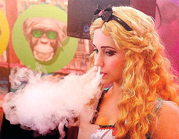 СЕРГЕЙ КОНЬКОВ/ТАСС Подребители предпочитают электронные сигареты