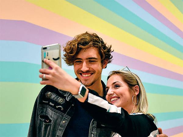 MARTIN MEISSNER/AP/TASS Нас больше половины населения Земли