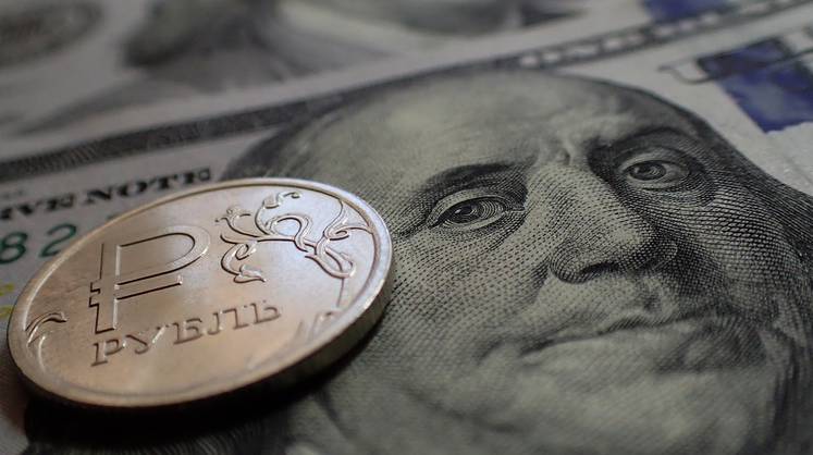 Курс доллара: рубль получил двойной удар
