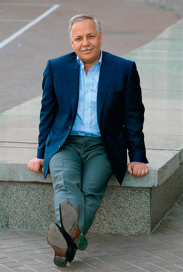 ИЗ АРХИВА ВЛАДИМИРА СЕНИНА Пора сделать прорыв на правом фланге. Возможно, надо создавать пока не партию, а движение за обновление России. У этого движения может и должен быть свой лозунг: справедливость, свобода и процветание