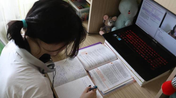 В Минздраве выяснили, что дистанционное обучение подорвало здоровье 80% российских школьников