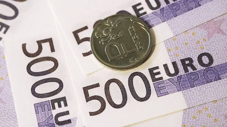 Курс евро впервые с января 2016 года превысил 93,00 руб.