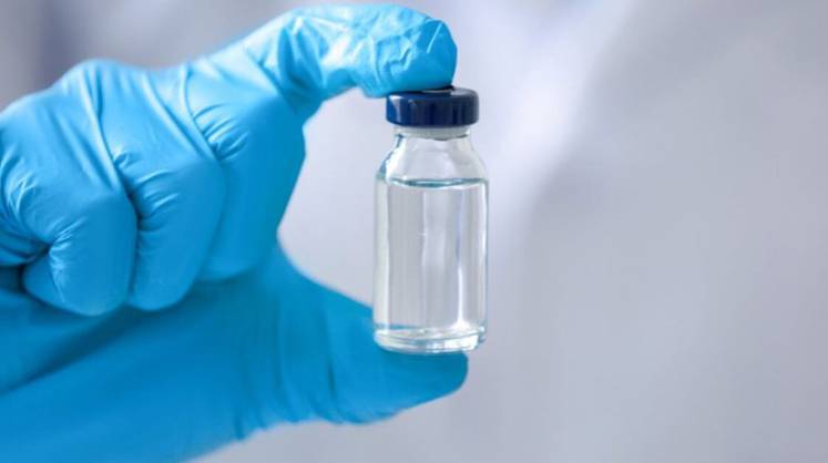 Роспотребнадзор назвал полюсы и минусы вакцин от COVID-19