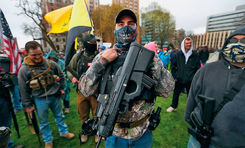 PAUL SANCYA/AP/TASS Группа ополченцев стоит перед зданием губернатора штата Мичиган 30 апреля 2020 год