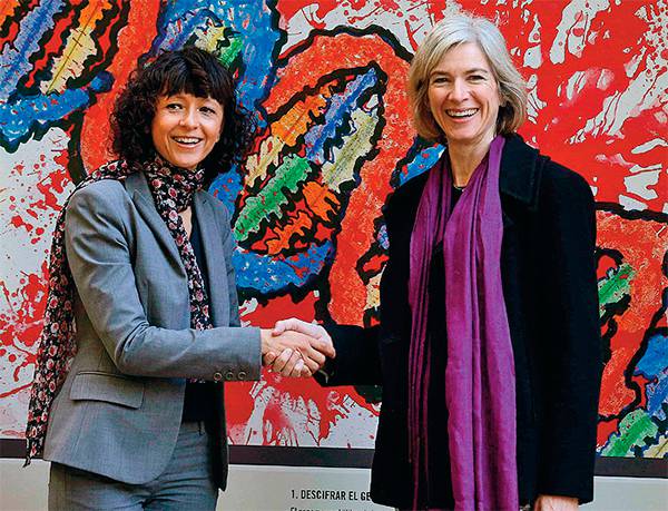 J.L. CEREIJIDO /EPA Эммануэль Шарпантье (слева) и Дженнифер Дудна — изобретатели «генетических ножниц»