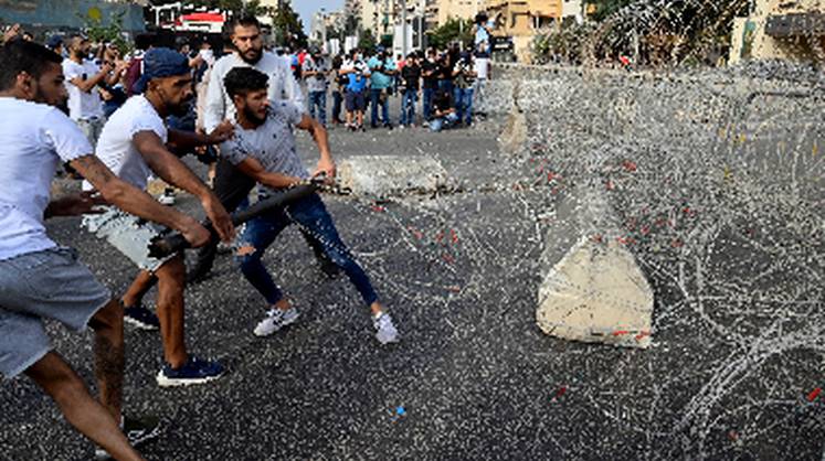 В Бейруте демонстранты атакуют посольство Франции