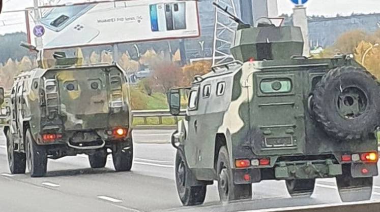 СМИ: на улицах Минска появилась бронетехника с пулеметами 