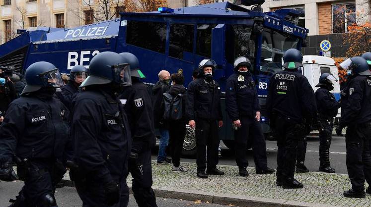 Полиция в Германии разгоняет протестующих против коронавирусных ограничений