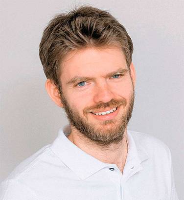 «Верфь» Совладелец компании «Верфь» Илья Гольдин: «Люди устали от того, что сумки делают в Китае. Они хотят видеть, что русская женщина шьет им сумку»