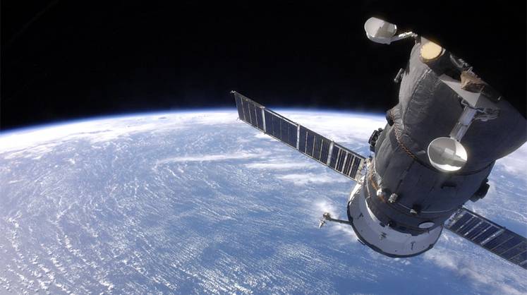 Космонавт на МКС возьмется за штурвал приближающегося «грузовика»