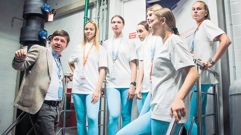  Денис Тарасов признался, что ему очень приятен интерес красавиц к работе ЦОДа