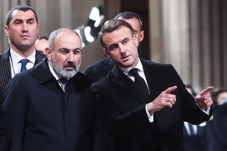 EPA / ТАСС Никол Пашинян во время визита во Францию в феврале 2024 года