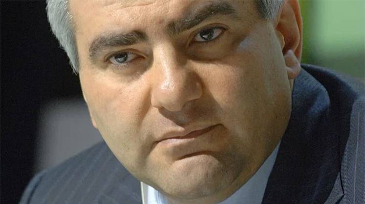 Пашинян борется за власть