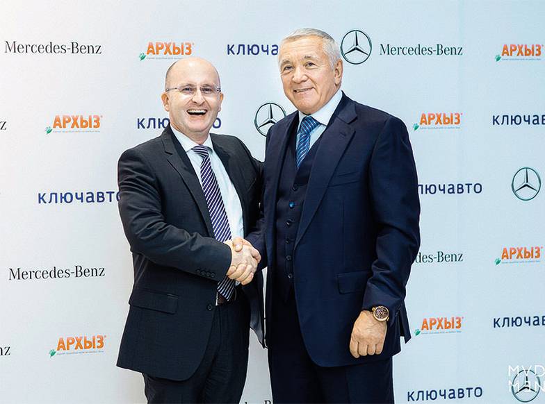 PROJECT151967.TILDA.WS/MERCEDESKMV Гендиректор Mercedes-Benz Рус Ян Кароль Мадея и Виктор Сергеев на открытии нового дилерского центра Mercedes-Benz на КМВ 11 октября 2013 года