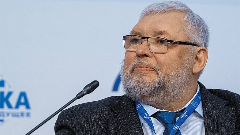 АЛЕКСЕЙ СМАГИН/ТАСС Михаил Слипенчук — российский предприниматель и  общественный деятель. В 1995–2011 гг. возглавлял  инвестиционно-промышленную группу «Метрополь».  В дальнейшем сосредоточился на исследовательской  и общественной деятельности. После смерти Артура  Чилингарова занял пост президента Межрегиональной  общественной организации «Ассоциация полярников»