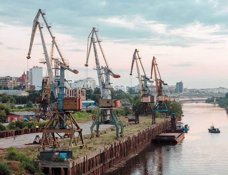  Речной порт в Тюмени — легендарное место, где начиналось Сибирское пароходство. Сейчас это почти центр, а в XIX  веке территория была окраинной и носила название Тычковка. Здесь располагались также пивоваренный и винокуренный завод Н.М. Давыдовской и другие достопримечательности того времени