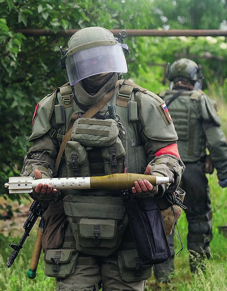 ПРЕСС-СЛУЖБА МИНОБОРОНЫ РФ/ТАСС Работа расчета ВС РФ в Херсонской области