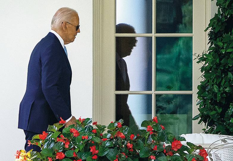 AP PHOTO/MARK SCHIEFELBEIN Президент Джо Байден начинает прощаться с Белым домом