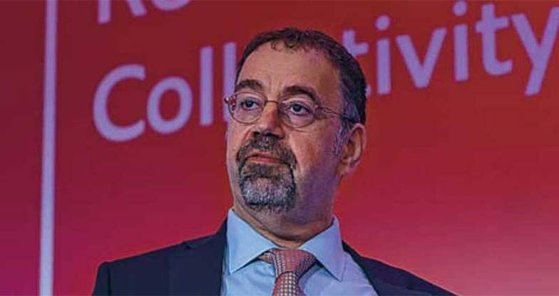 ARISTIDIS VAFEIADAKIS/ZUMA PRESS Дарон Аджемоглу родился в 1967 году в Стамбуле. После школы продолжил учиться в Великобритании. В 1989  году получил степень бакалавра экономики в Университете Йорка, затем степень магистра математической  экономики и эконометрики и доктора экономики в Лондонской школе экономики. С 2004 года занимает кафедру  прикладной экономики Массачусетского технологического института. В 2005 году награжден медалью Джона  Бейтса Кларка, которую Американская экономическая ассоциация присуждает экономистам моложе 40 лет за  выдающиеся достижения