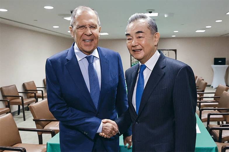 ПРЕСС-СЛУЖБА МИД РФ/ТАСС Министр иностранных дел России Сергей Лавров и глава МИД Китая Ван И обсудили перспективы урегулирования украинского кризиса. Китай, Бразилия и другие страны  глобального Юга создадут платформу «Друзья мира» для выработки предложений и мирного разрешения украинского кризиса