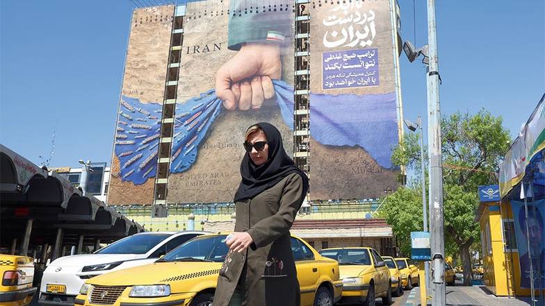 ФОТО: EPA:ABEDIN TAHERKENAREH В Иране на политические и военные события реагируют творчески: украшают фасады зданий в Тегеране. В данном случае сюжет посвящен Ормузскому проливу