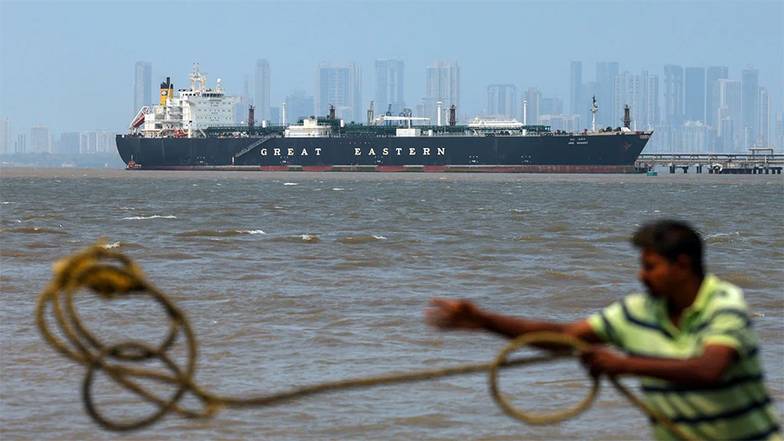 EPA/DIVYAKANT SOLANKI Судно из Индии в числе немногих прошедших через Ормузский пролив в апреле