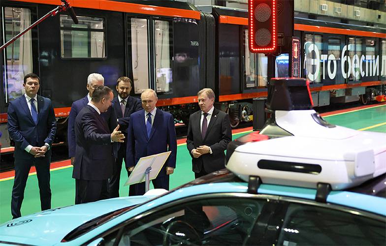 TASS На инициированном Минтрансом РФ совещании с Владимиром Путиным обсуждались перспективы беспилотного транспорта в России