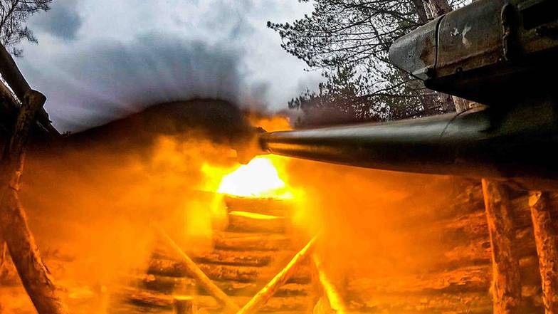 АЛЕКСЕЙ КОНОВАЛОВ/ТАСС Боевая работа расчета 122-мм гаубицы Д-30 в Херсонской области