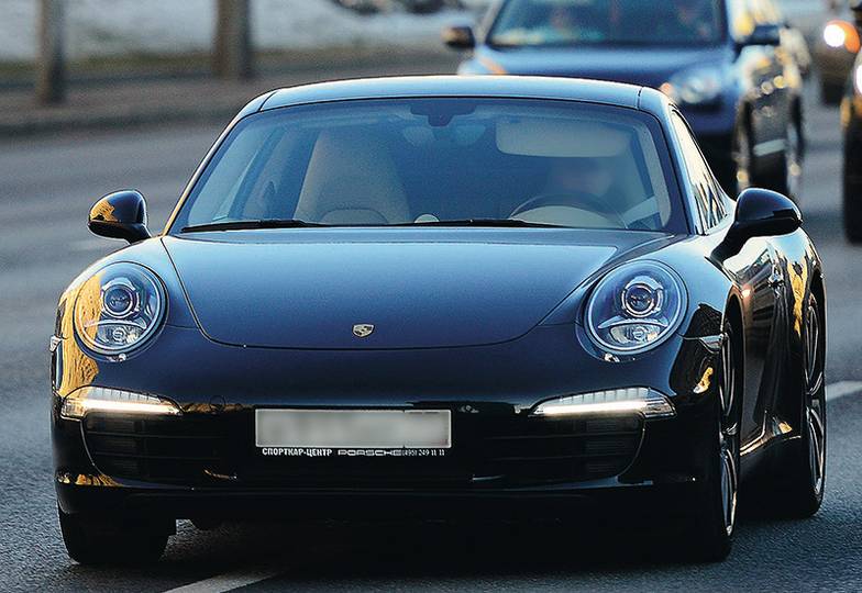  Судя по банковским вкладам, покупкам элитных квартир и автомобилей, большинство богатейших 300 семей  после 2022 года никуда из России не делись