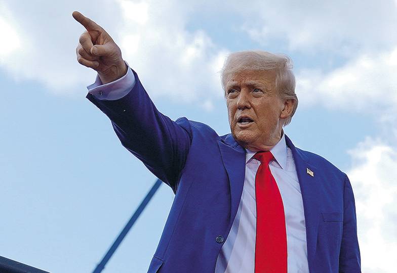 AP PHOTO/JULIA NIKHINSON Дональд Трамп провел первый после покушения митинг на открытом воздухе