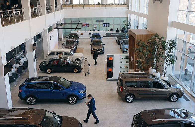 МИХАИЛ МЕТЦЕЛЬ/ТАСС Всплеск спроса на новые авто в августе связан с планами регулятора поднять с 1 октября ставки утилизационного сбора. Но к концу года спрос может остыть, однако  по итогам 2024-го российский авторынок может перешагнуть отметку 1,5 млн авто, что на 50% больше, чем в прошлом году