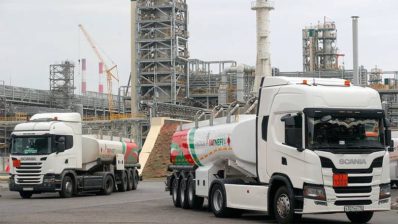 ЕГОР АЛЕЕВ/ТАСС В рамках демпферного механизма государство доплачивает нефтяным компаниям, если экспортная цена  на нефтепродукты выше индикативной внутренней цены