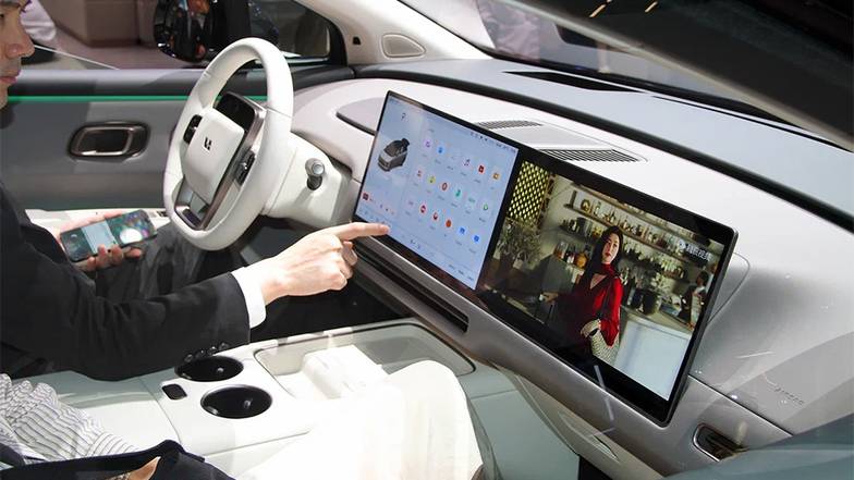 Фото автора LiXiang L9 Livis имеет  богатую отделку интерьера и оснащен большими экранами в том числе для  пассажира спереди