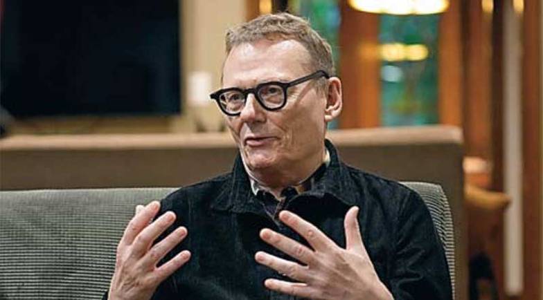 AP PHOTO/CHARLES REX ARBOGAST Джеймс Робинсон родился в 1960 году в Великобритании. Учился в Лондонской школе экономики и Уорикском  университете. Докторскую степень защитил в Йельском университете в США в 1993 году. Преподавал  в Университете Мельбурна, Университете Южной Калифорнии, Калифорнийском университете в Беркли  и Гарварде. С 2015 года — профессор Школы публичной политики имени Харриса Университета Чикаго