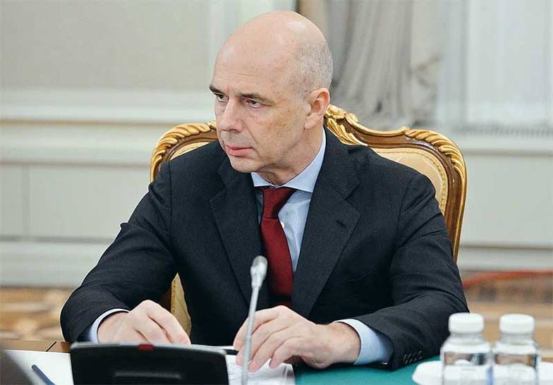 АЛЕКСАНДР АСТАФЬЕВ/POOL/ТАСС Министр финансов РФ Антон Силуанов вынужден  решать непростую задачу: как за три месяца занять  2,4 трлн рублей