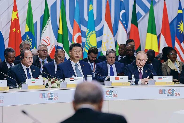 АЛЕКСАНДР ЩЕРБАК/ТАСС Председатель КНР Си Цзиньпин (в центре) призвал государства БРИКС превратить объединение в главный канал для укрепления сплоченности и сотрудничества стран  глобального Юга