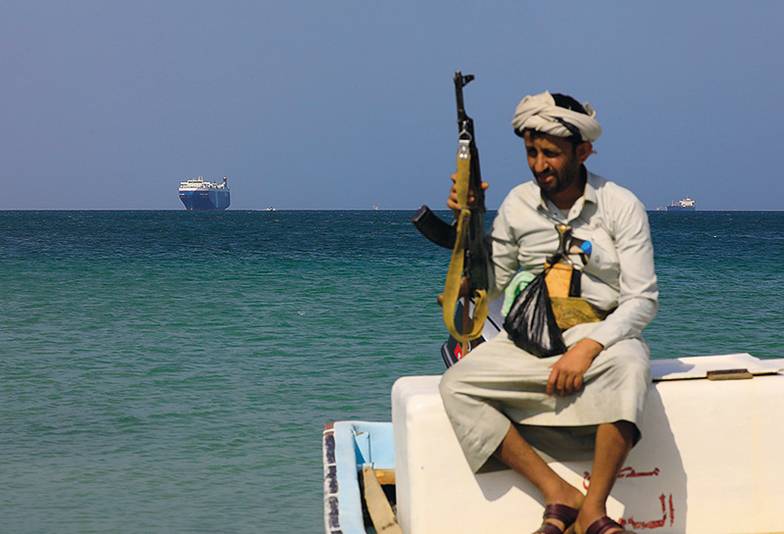 EPA/YAHYA ARHAB Маршрут через Баб-эль-Мандеб и Суэц — второй по значимости в мировой логистике, ежегодно через него проходит более миллиарда тонн грузов