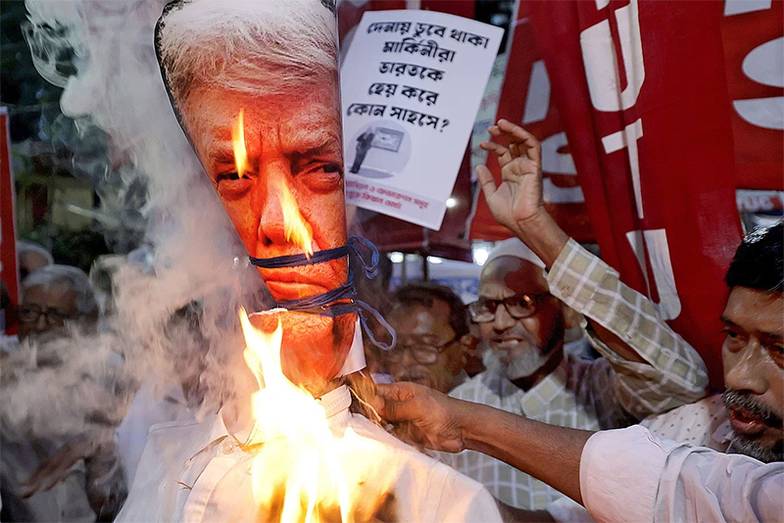 EPA/PIYAL ADHIKARY Акция протеста против пошлинной политики Дональда Трампа в индийской Калькутте