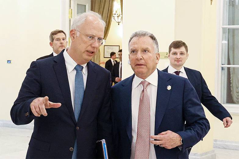 ВЯЧЕСЛАВ ПРОКОФЬЕВ/ПРЕСС-СЛУЖБА ПРЕЗИДЕНТА РФ/ТАСС Спецпредставителя Кремля Кирилла Дмитриева и спецпосланника Дональда Трампа Стива Уиткоффа считают разработчиками новых предложений по мирному урегулированию  на Украине