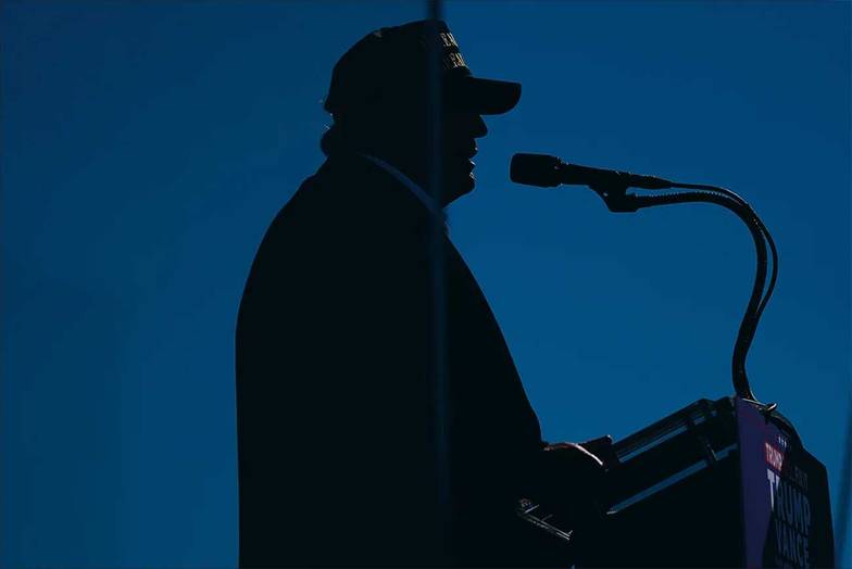 AP PHOTO/MORRY GASH Согласно последним опросам общественного мнения, судьба президентских выборов будет решаться в семи  «колеблющихся» штатах, в двух из которых явно лидирует Трамп, а в остальных наблюдается относительное  равенство голосов