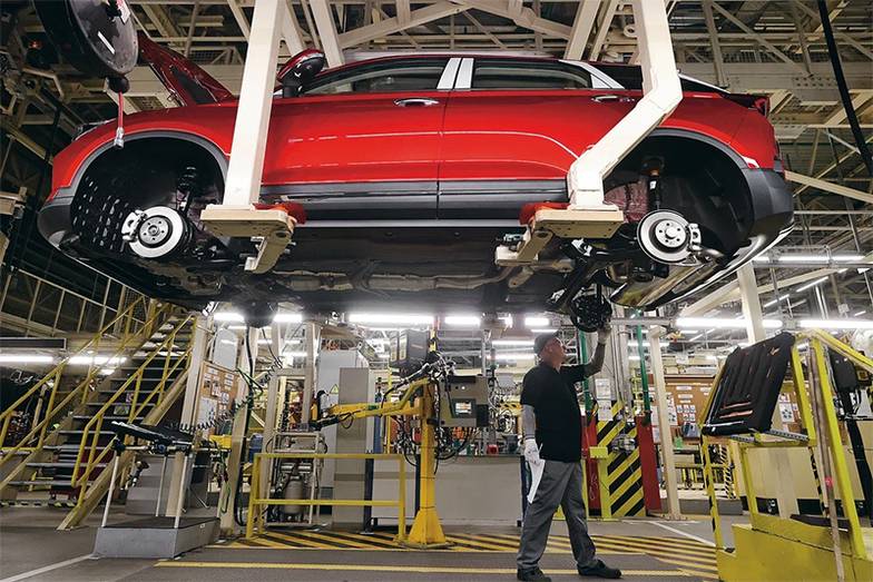 TASS По итогам текущего года АвтоВАЗ планирует выпустить 500 тыс. авто и выйти на докризисный уровень. Но топтание на месте в обновлении модельного ряда и рост цен могут  в ближайшем будущем затормозить рост спроса на машины из Тольятти