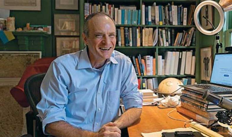 AP/TASS Саймон Джонсон родился в 1963 году в Великобритании. Учился в Манчестерском университете и Оксфорде.  Получил докторскую степень по экономике в Массачусетском технологическом институте в 1989 году.  В 2007–2008 годах работал главным экономистом МВФ