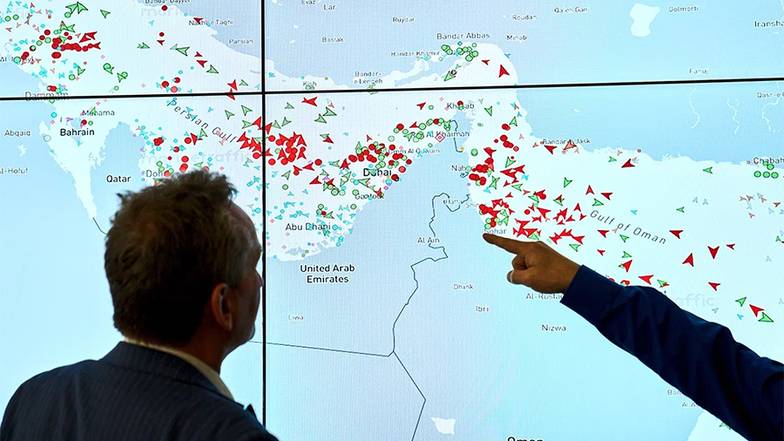 ФОТО: AP:TASS Иран продолжает держать свою линию: 22 и  23 апреля через Ормузский пролив прошло не более восьми судов