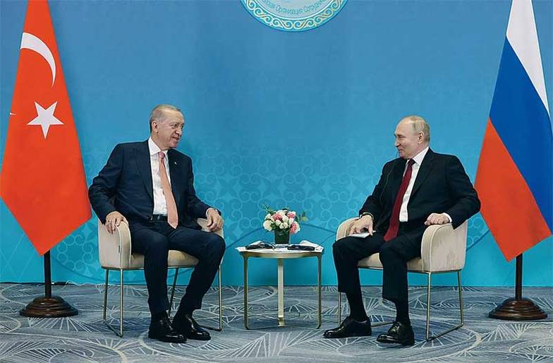 AP/TASS В 2020 году турецкий лидер Реджеп Эрдоган (слева) и российский президент Владимир Путин в Астане  договорились положить конец кровопролитию в Сирии