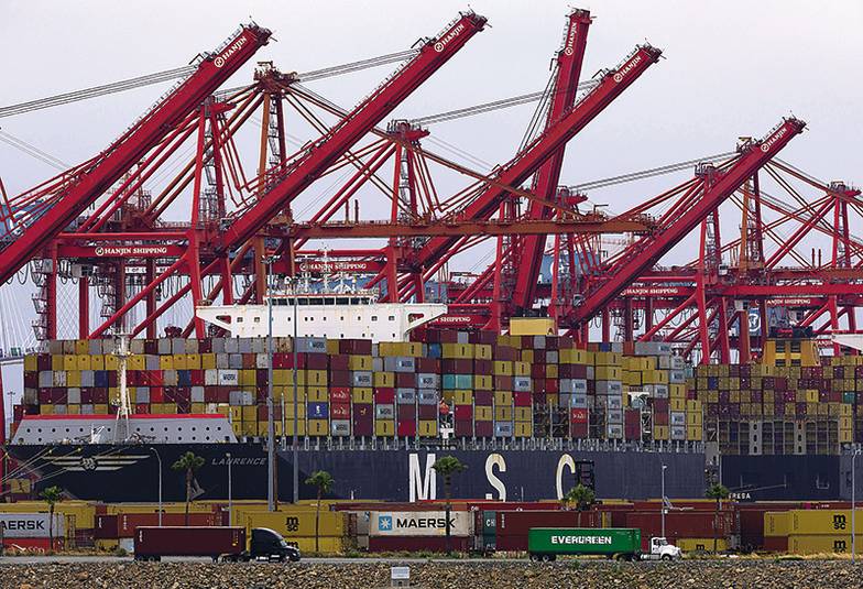 EPA/ETIENNE LAUREN По данным Reuters, в середине января количество контейнеровозов, проходящих через Красное море, сократилось в четыре раза, а ставки фрахта выросли в пять раз